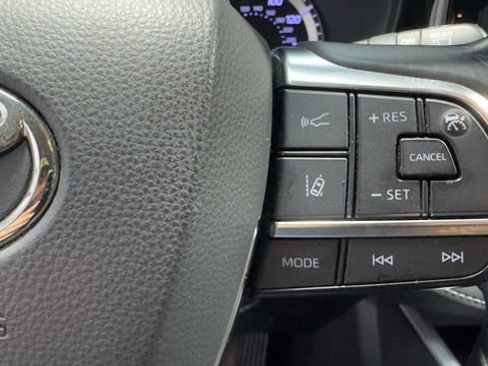 Used 2020 Toyota Highlander LE FWD image 32
