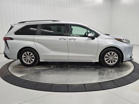Used 2021 Toyota Sienna XLE w/ XLE Plus Package image 6