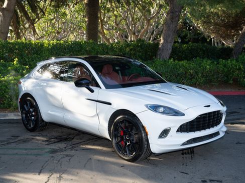 Used 2022 Aston Martin DBX image 1