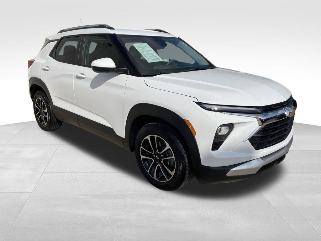 Used 2025 Chevrolet TrailBlazer LT FWD image 3