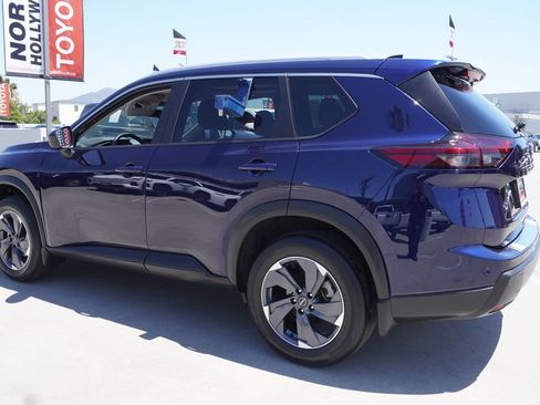 Used 2025 Nissan Rogue SV w/ SV Premium Package FWD image 5