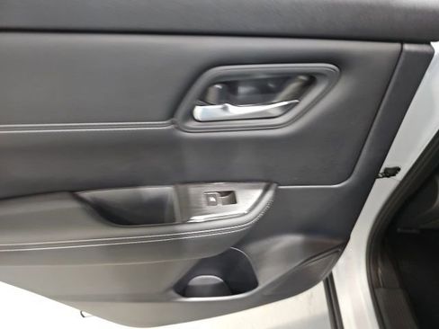 Used 2025 Nissan Rogue SL image 19