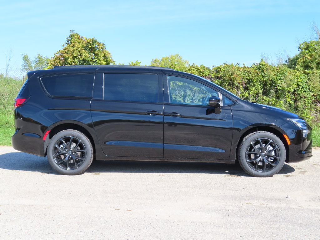 New 2027 Chrysler Pacifica Limited w/ Family Tech Group AWD/4WD image 2