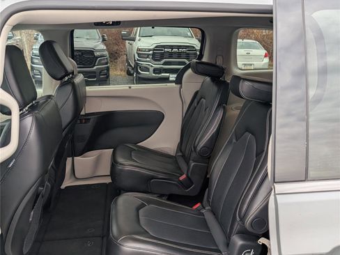 Used 2024 Chrysler Pacifica Touring-L image 13
