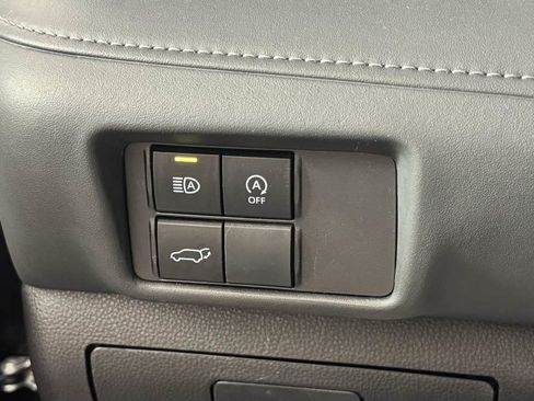 Used 2023 Toyota Highlander XLE AWD/4WD image 16