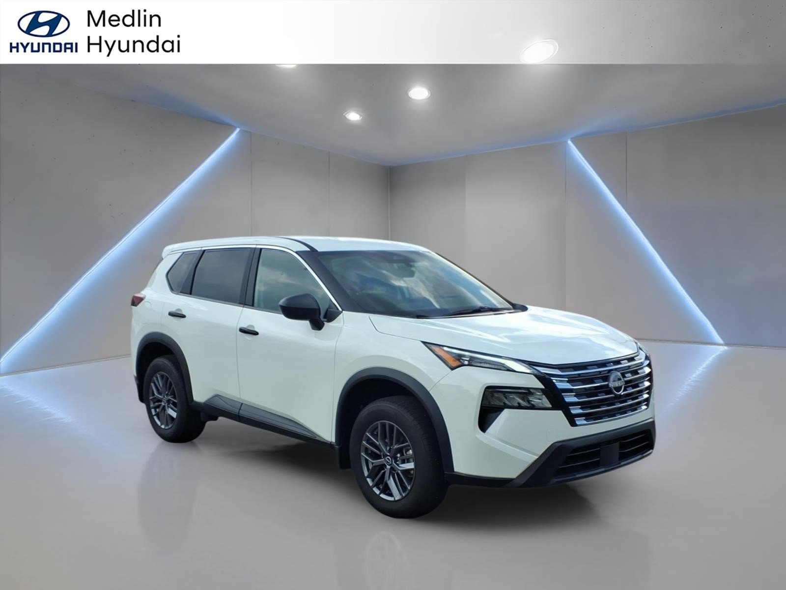 Used 2026 Nissan Rogue S AWD/4WD image 1