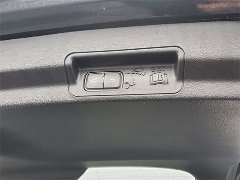 Used 2023 Ford Explorer XLT image 30