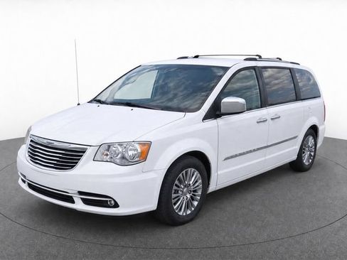 Used 2016 Chrysler Town & Country Limited FWD image 2