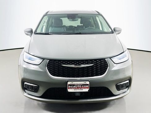 Used 2022 Chrysler Pacifica Touring-L FWD image 2