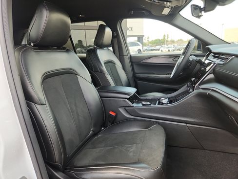 Used 2025 Jeep Grand Cherokee Altitude AWD/4WD image 15