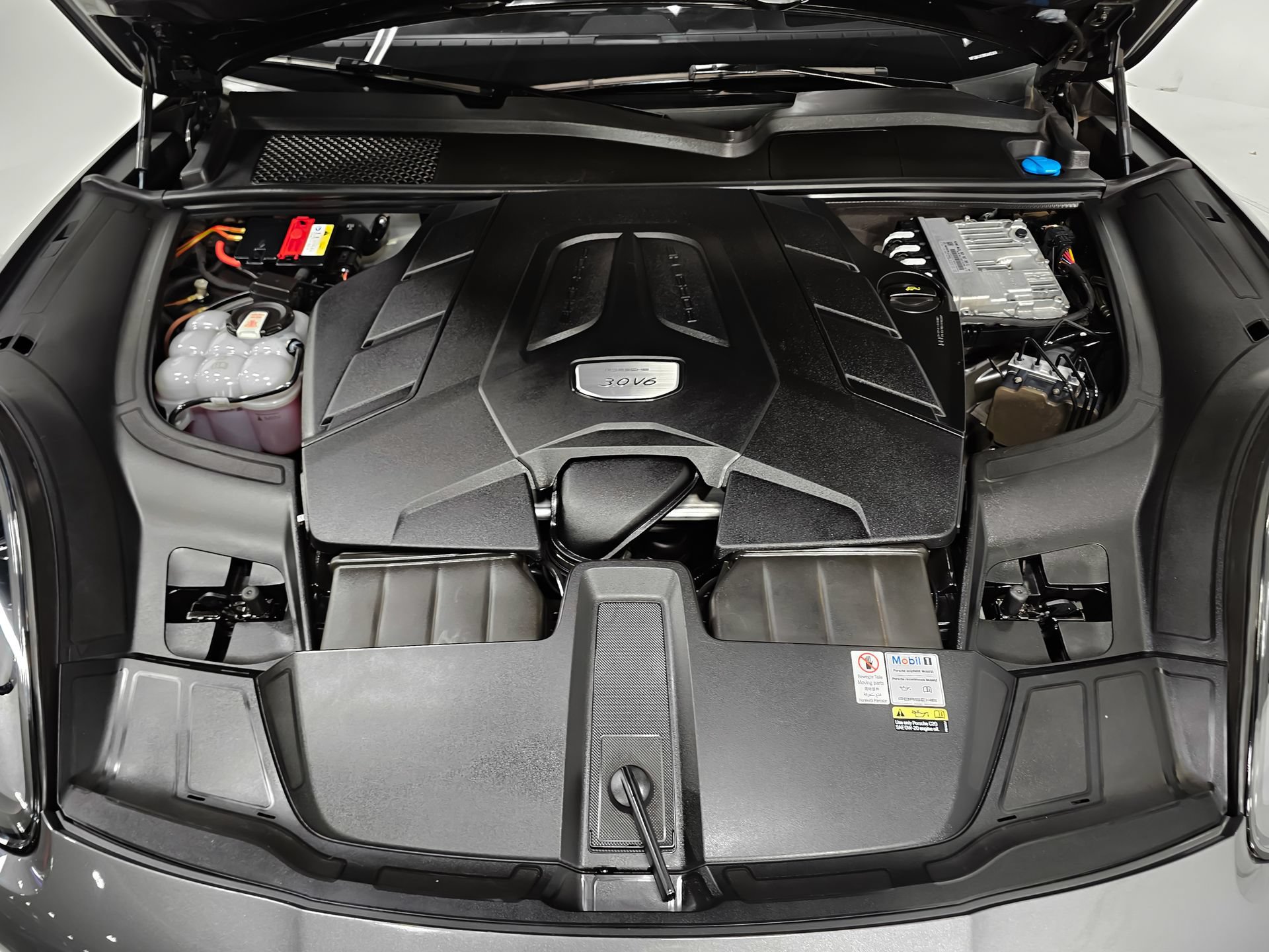 Used 2022 Porsche Cayenne Coupe AWD/4WD image 17