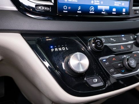 Used 2023 Chrysler Pacifica Touring-L FWD image 19