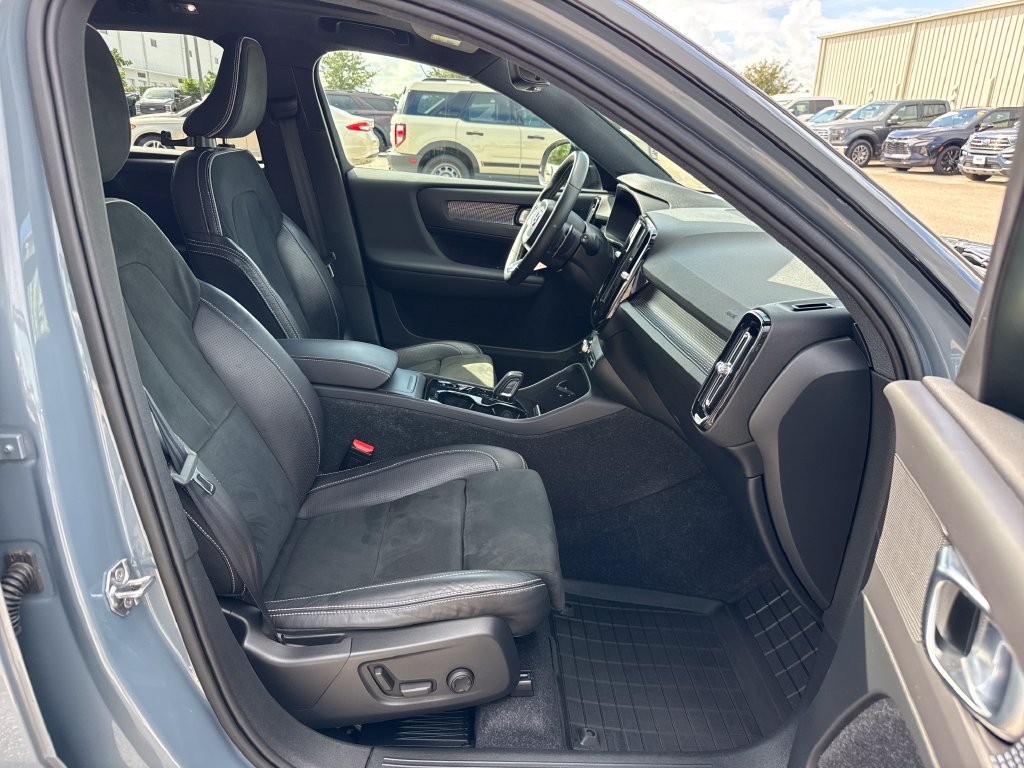 Used 2020 Volvo XC40 T4 R-Design FWD image 25