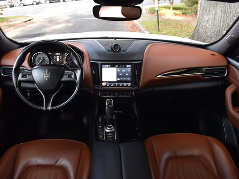 Used 2021 Maserati Levante AWD/4WD image 30