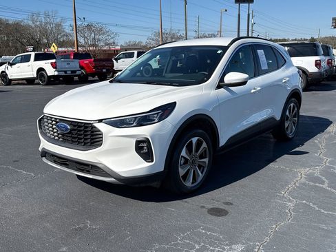 Certified 2025 Ford Escape Platinum w/ Class II Trailer Tow Package image 3