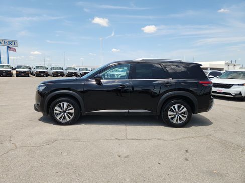 Used 2025 Nissan Pathfinder SL FWD image 4