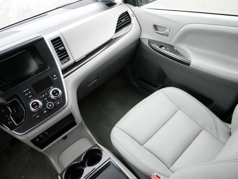 Used 2016 Toyota Sienna XLE image 11