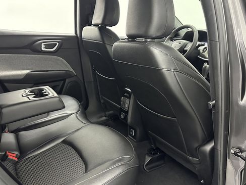 Used 2024 Jeep Compass Latitude w/ Altitude Special Edition image 27