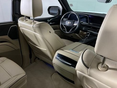 Certified 2024 Cadillac Escalade ESV Premium Luxury w/ Performance Package AWD/4WD image 31