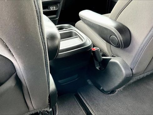Used 2020 Chrysler Pacifica Touring w/ S Appearance Package FWD image 12