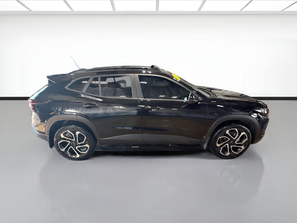 Used 2025 Chevrolet Trax RS w/ Sunroof Package FWD image 4