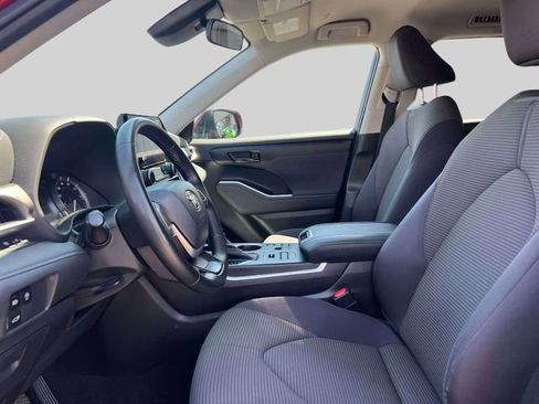 Used 2023 Toyota Highlander LE image 19
