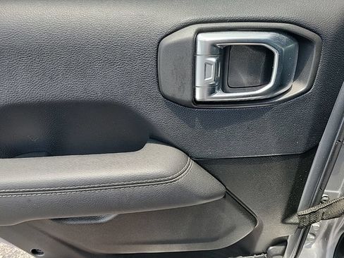 Used 2018 Jeep Wrangler Unlimited Sahara AWD/4WD image 17