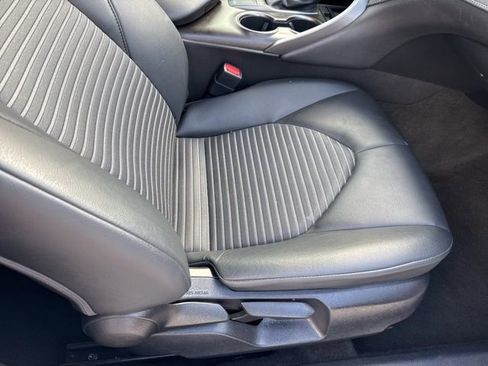 Used 2022 Toyota Camry SE image 12