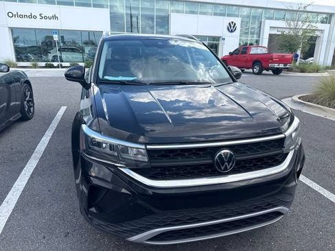 Used 2023 Volkswagen Taos SE w/ Black Wheel Package FWD image 2