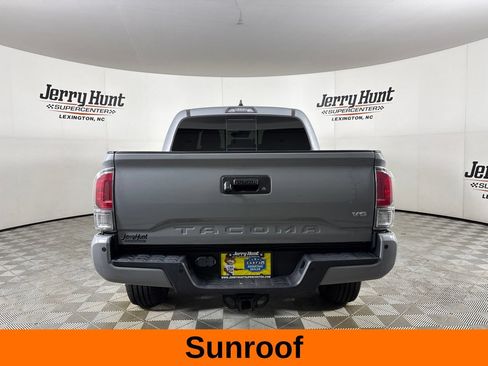 Used 2020 Toyota Tacoma TRD Sport w/ TRD Premium Sport Package AWD/4WD image 7