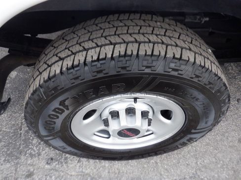 Used 2023 GMC Savana 2500 w/ Driver Convenience Package image 9