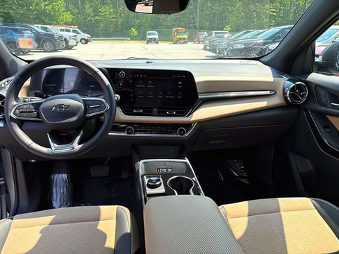 Used 2025 Chevrolet Equinox ACTIV w/ Safety and Technology Package AWD/4WD image 24