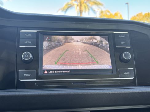 Certified 2024 Volkswagen Jetta SE w/ Panoramic Sunroof Package image 21