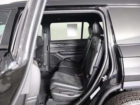 Used 2024 Jeep Grand Cherokee L Laredo image 32