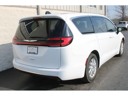 Used 2025 Chrysler Pacifica Select