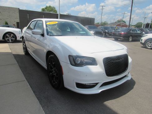 Used 2020 Chrysler 300 Touring L w/ 300 Premium Group AWD/4WD image 4