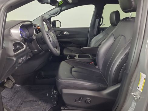 Used 2025 Chrysler Pacifica Select FWD image 18