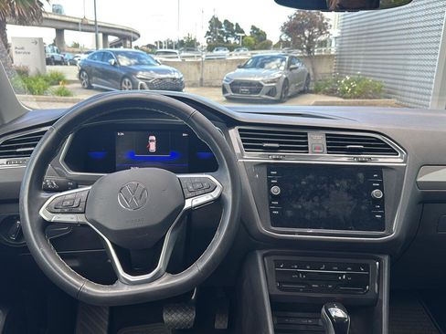 Used 2023 Volkswagen Tiguan SE w/ Panoramic Sunroof Package image 9