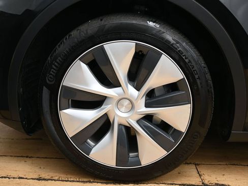 Used 2023 Tesla Model Y 2WD image 10