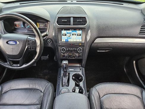 Used 2018 Ford Explorer XLT w/ Equipment Group 202A AWD/4WD image 14
