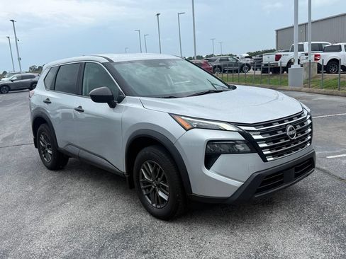 Used 2025 Nissan Rogue S FWD image 2
