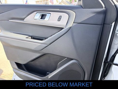 Used 2025 Ford Explorer Active RWD image 13