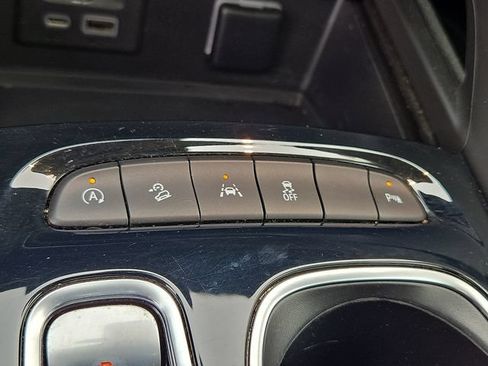 Used 2021 Buick Envision Essence w/ Technology Package I AWD/4WD image 18