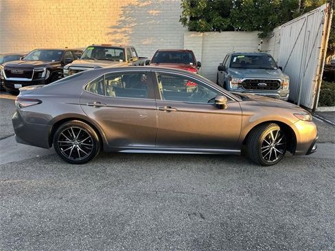 Used 2022 Toyota Camry SE image 3