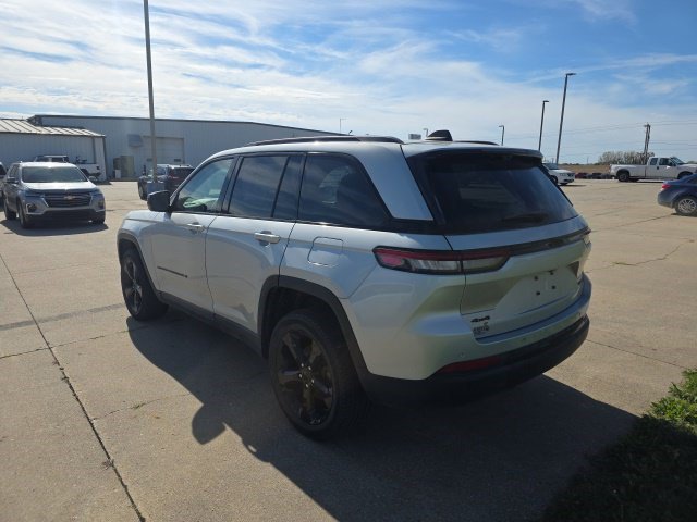Certified 2024 Jeep Grand Cherokee Limited w/ Luxury Tech Group II AWD/4WD image 6
