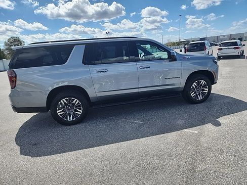Used 2025 Chevrolet Suburban Z71 image 5