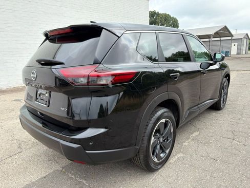 Used 2025 Nissan Rogue SV AWD/4WD image 2