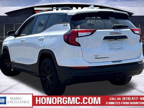 Used 2022 GMC Terrain SLE w/ Driver Convenience Package FWD image 4