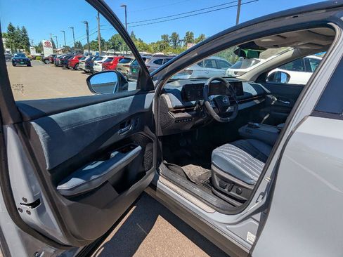 Used 2023 Nissan Ariya AWD/4WD image 17