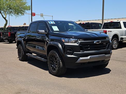 Used 2025 Chevrolet Colorado Trail Boss AWD/4WD image 3